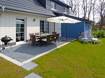 Die Terrasse mit Sonnenschirm und Sitzmöbeln - der Rasen wurde am 08.10.15 gesät - Wenn Sie kommen, ist alles grün!