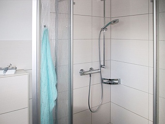 Das Badezimmer im Erdgeschoss mit Waschbecken und Dusche