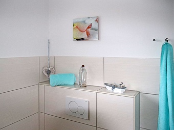 Das Badezimmer im Erdgeschoss mit Waschbecken und Dusche