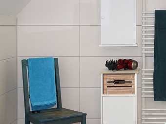 Das Bad im Dachgeschoss mit zwei Waschbecken, Badewanne und Dusche